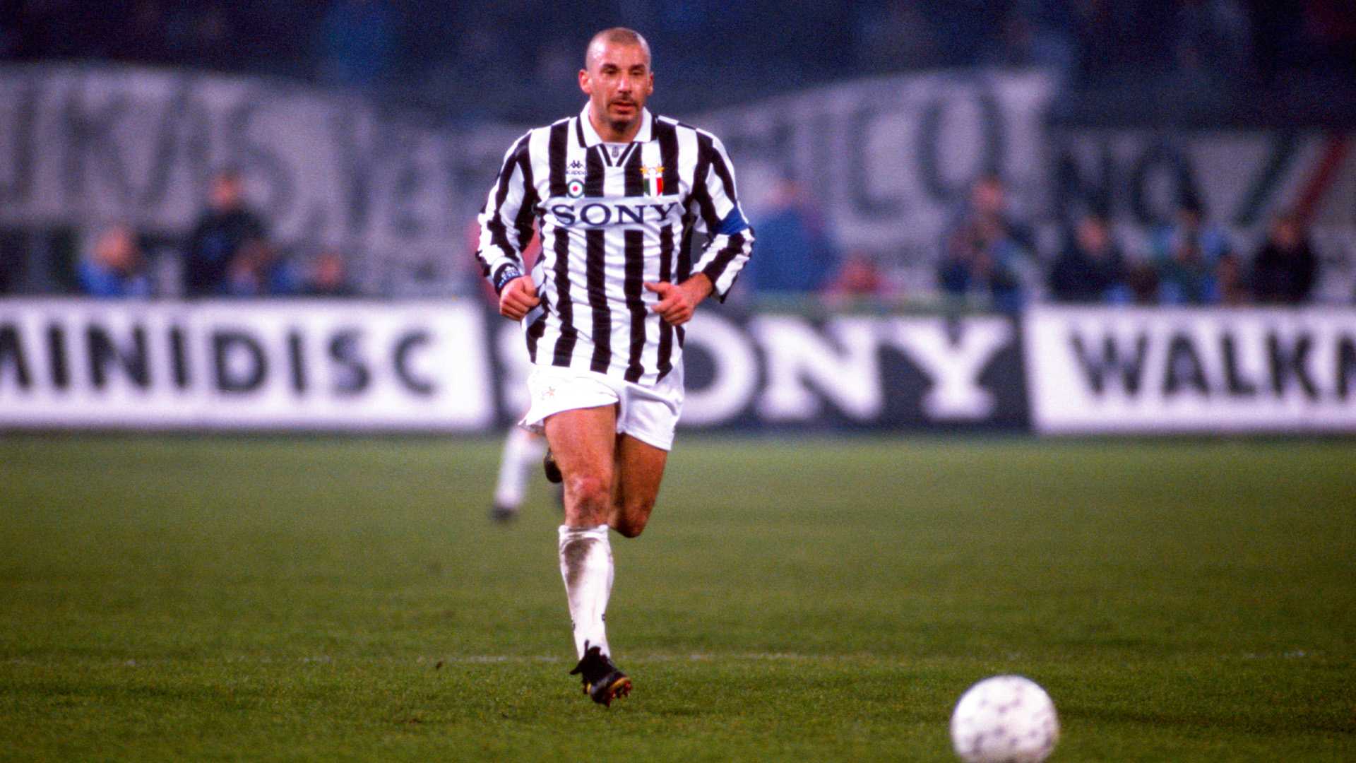 Watch 10 Reasons to Love Gianluca Vialli Online | DAZN US