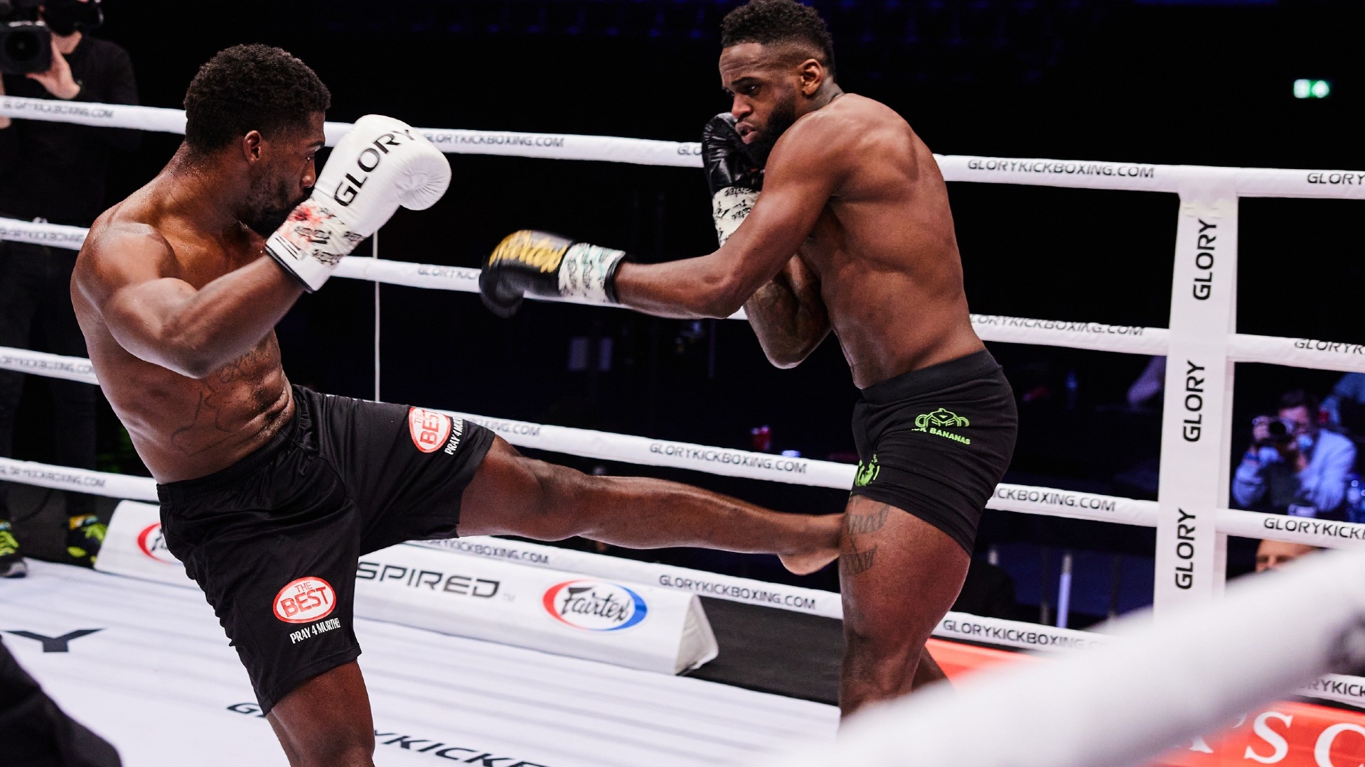 Regardez Glory 77 Doumbé vs. Groenhart en direct DAZN FR