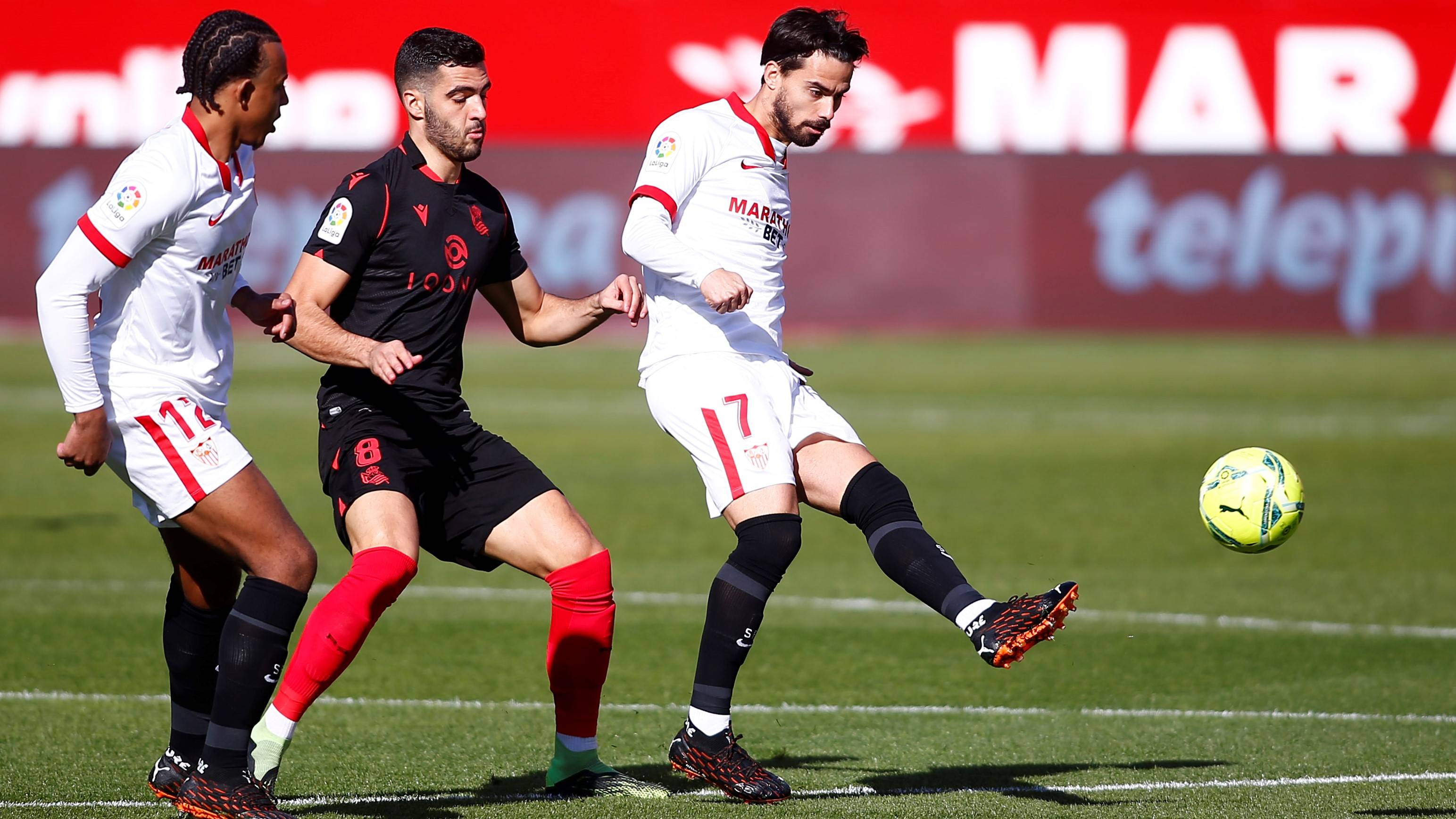 Испания премьер лига. Севилья реал сосьедад. Севилья реал сосьедад 2011. Испанский футбол. Севилья логотип.