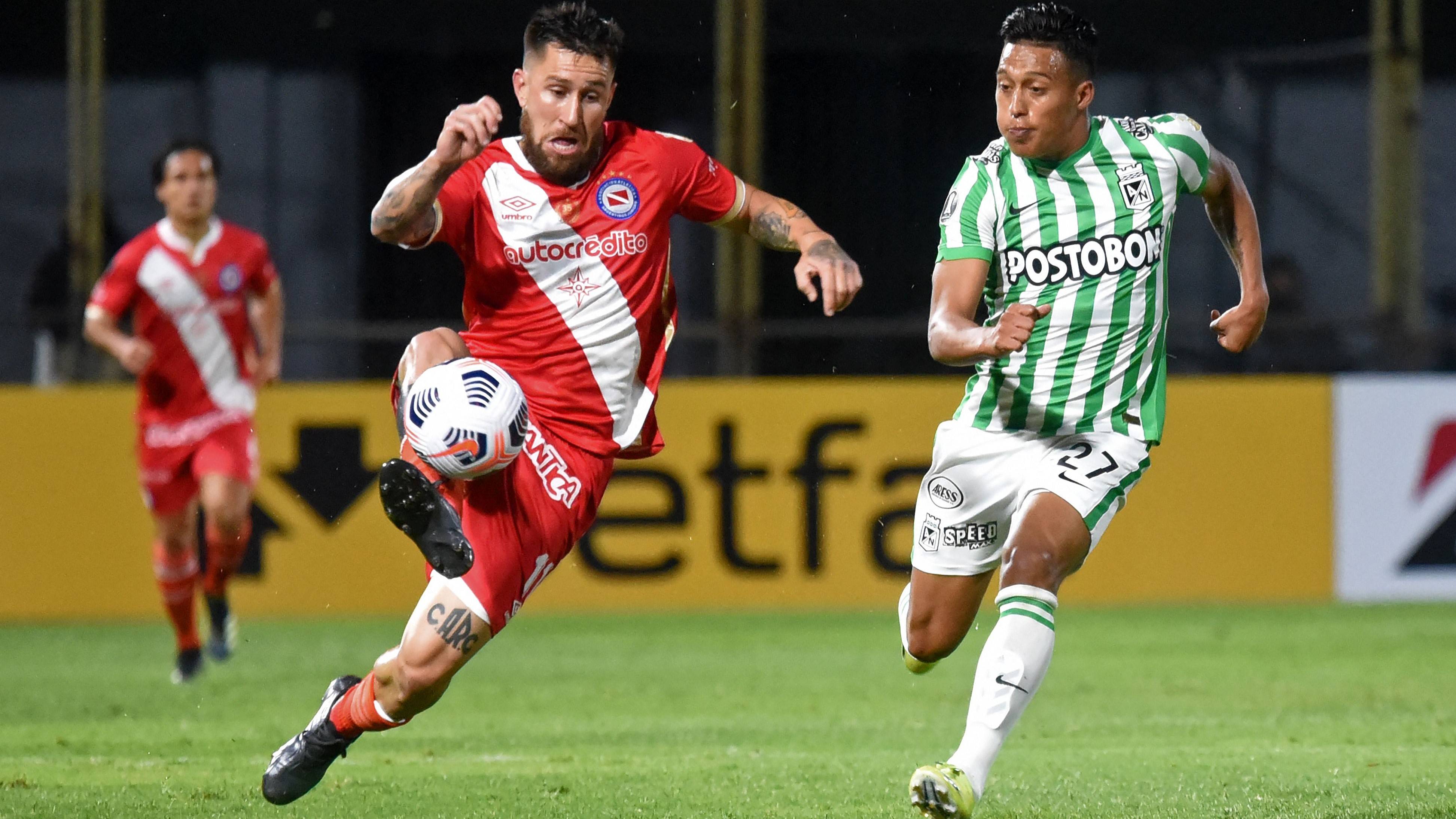 Argentinos Juniors : Murio Diego Maradona Argentinos Juniors El Equipo Que Lo Llevo A La Primera Y Al Estrellato