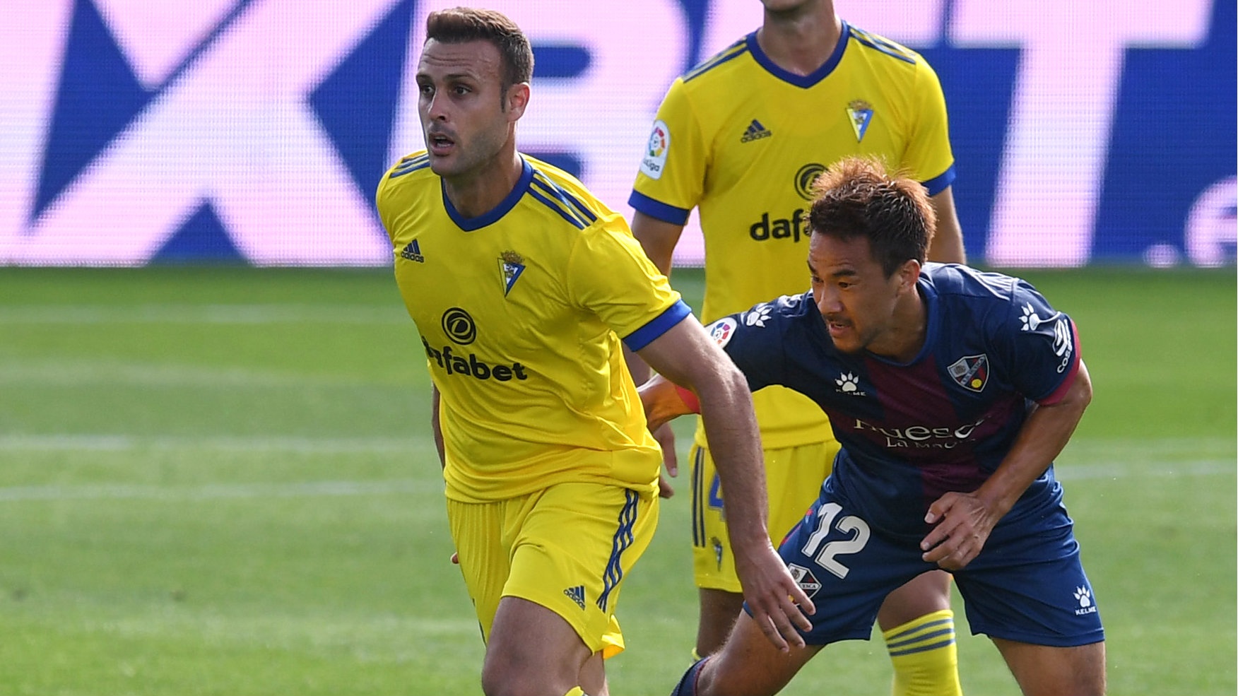 Watch Huesca v Cádiz Live Stream | DAZN JP